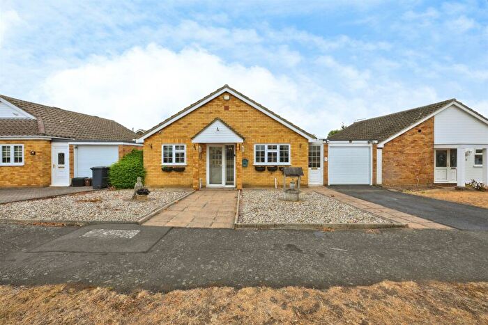 2 Bedroom Detached Bungalow For Sale In Warners Avenue, Hoddesdon, EN11