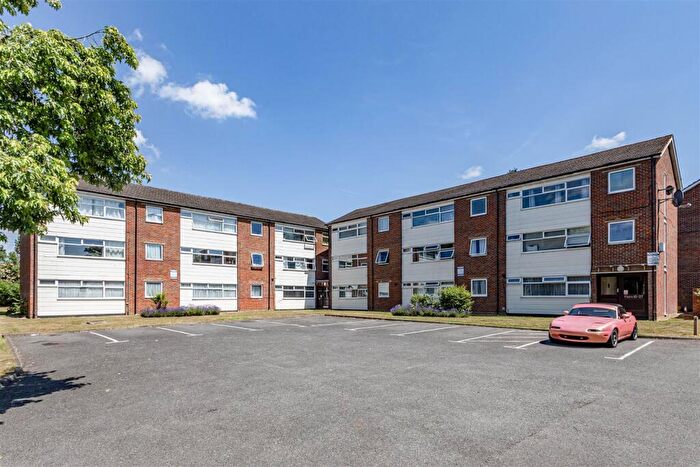 1 Bedroom Flat For Sale In New Court, Addlestone, KT15