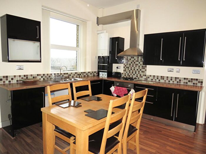 3 Bedroom Apartment To Rent In Constitutional Street, Halifax, HX1