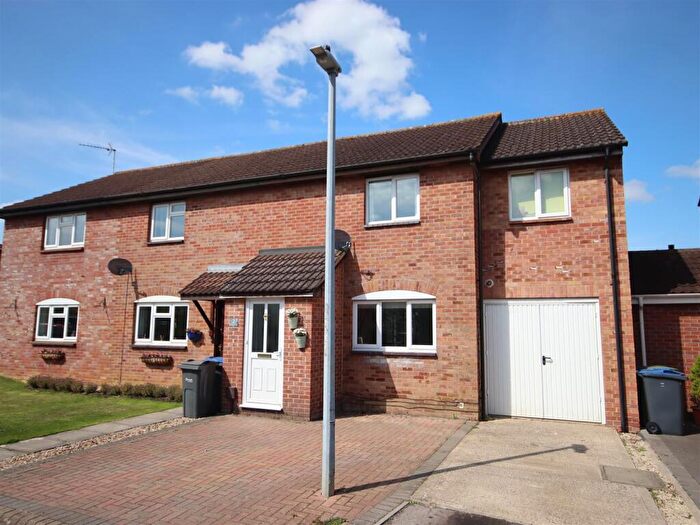 4 Bedroom Semi Detached House For Sale In Holland Close, Chippenham, SN15