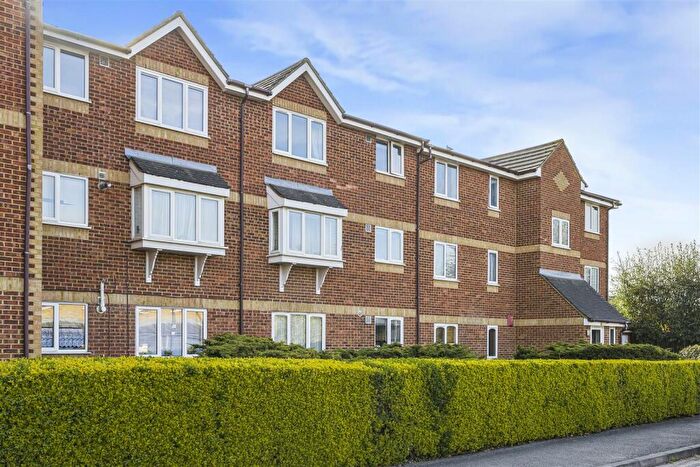 2 Bedroom Flat For Sale In Walpole Road, Cippenham, SL1