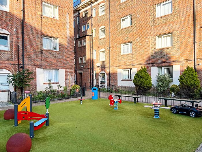 3 Bedroom Flat For Sale In Avondale House, Avondale Square, London, SE1