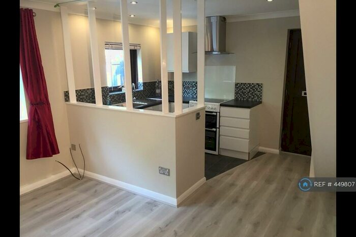 1 Bedroom End Of Terrace House To Rent In Oak Road, Romford, RM3