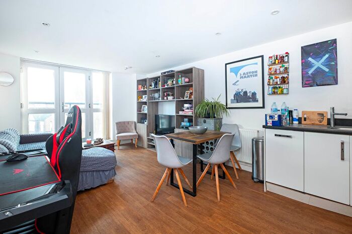 1 Bedroom Flat For Sale In Garratt Lane, London, SW18