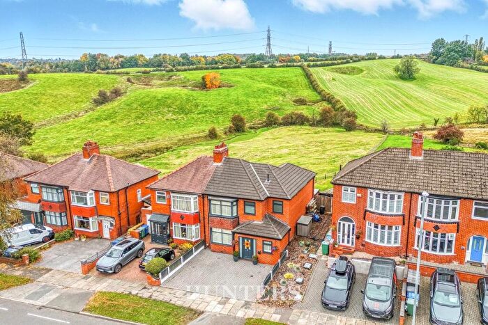 3 Bedroom Semi-Detached House For Sale In Heywood Old Road, Middleton, M24