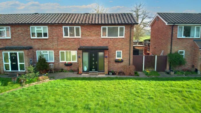 3 Bedroom Semi-Detached House For Sale In Grove Close, Thulston, DE72