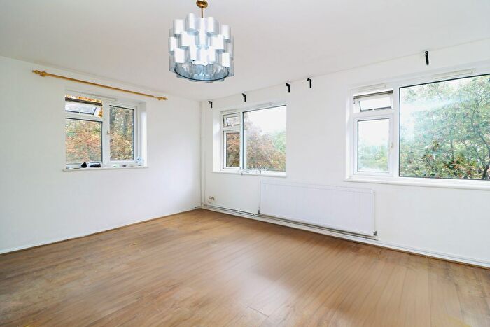 3 Bedroom Flat To Rent In Aldrington Road, London, SW16