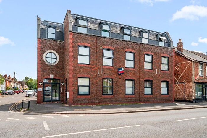 1 Bedroom Flat For Sale In Addlestone, Surrey, KT15