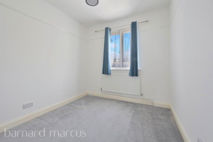 2 Bedroom Flat For Sale In The Parade, Burgh Heath, Tadworth, KT20