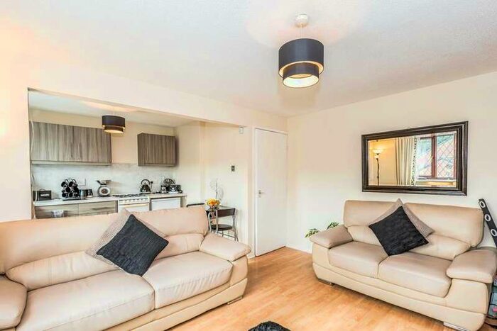 2 Bedroom Flat To Rent In Ger Y Lyn, Porthcawl, CF36