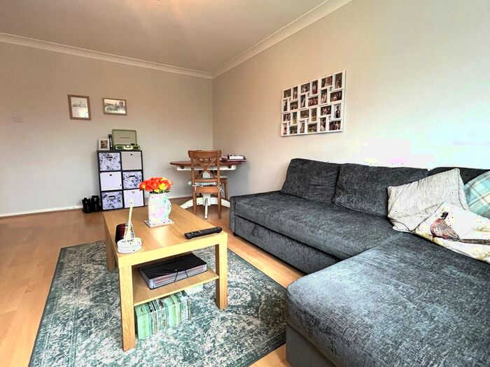 1 Bedroom Flat To Rent In Stratton Court, Worplesdon Rd, Guildford, GU2