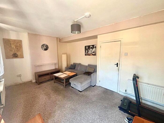 3 Bedroom Flat To Rent In Loughton, IG10