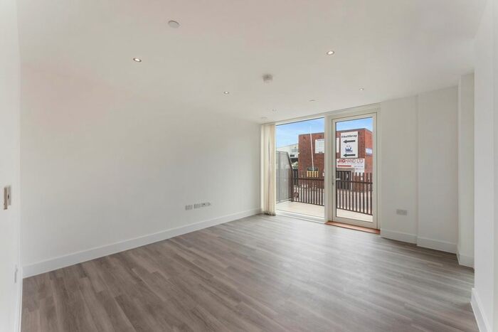 3 Bedroom Flat To Rent In Pontoon Reach, Royal Victoria, London, E16