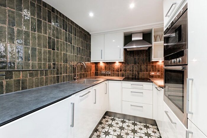 3 Bedroom Flat To Rent In Hobbs Court, Shad Thames, SE1