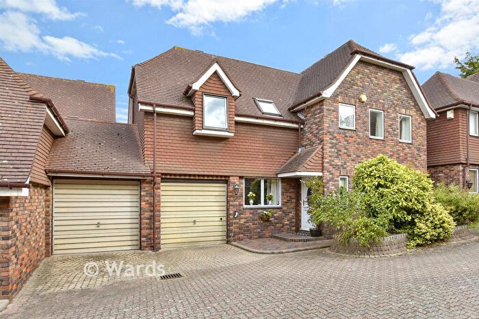 4 Bedroom Detached House For Sale In Vale Road, Northfleet, Gravesend, Kent, DA11