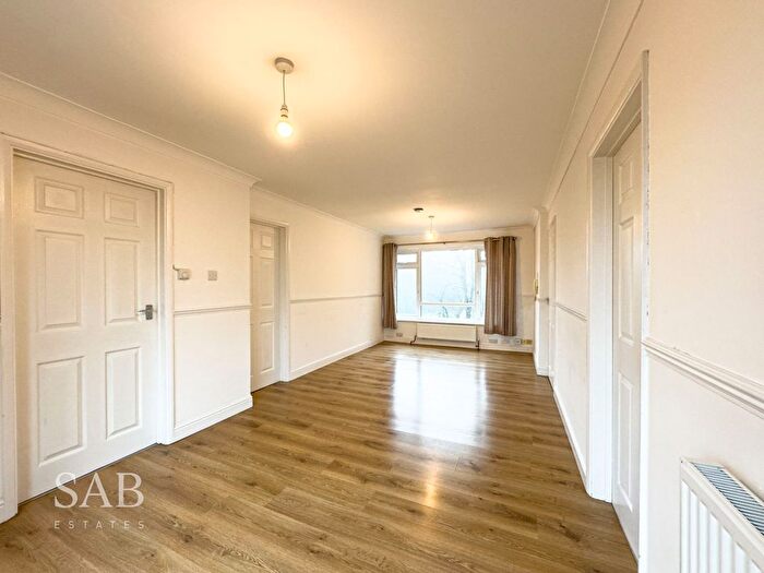 3 Bedroom Flat To Rent In Plantation Road, Amersham, HP6