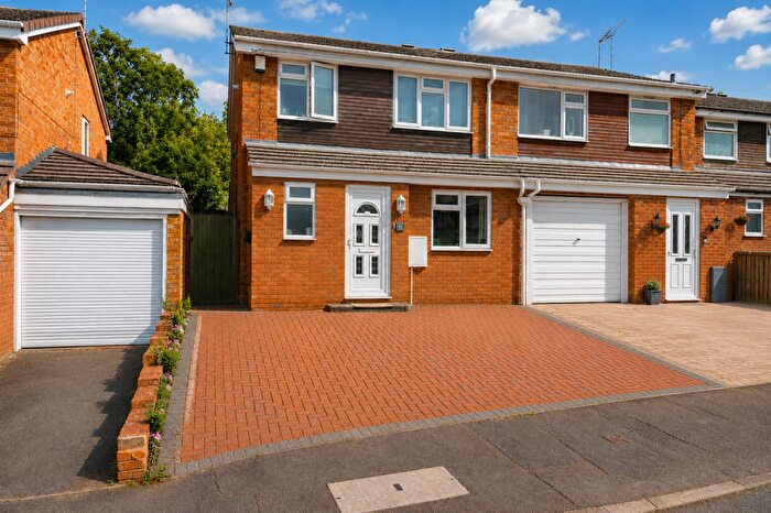 3 Bedroom Semi-Detached House For Sale In Stowe Drive, Southam, CV47