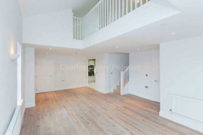 3 Bedroom Apartment To Rent In Royal Drive, Friern Barnet, N11