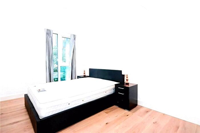 2 Bedroom Apartment To Rent In Admiralty House, Vaughan Way, London, E1W