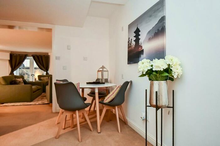 1 Bedroom Apartment For Sale In West Cliffe Grove, Harrogate, HG2