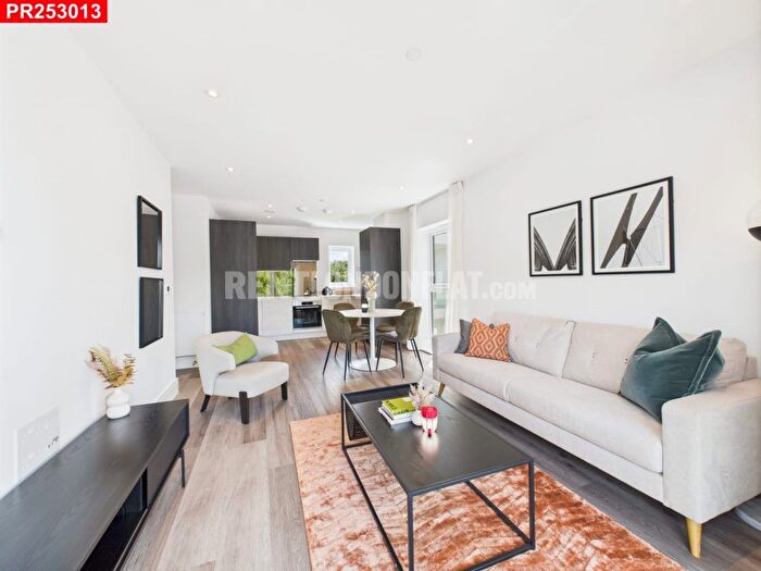 2 Bedroom Flat To Rent In Fairhaven Drive, Reading, RG2