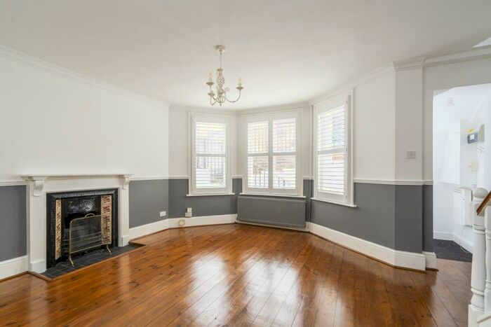 3 Bedroom Flat To Rent In Worley Road St. Albans, AL3