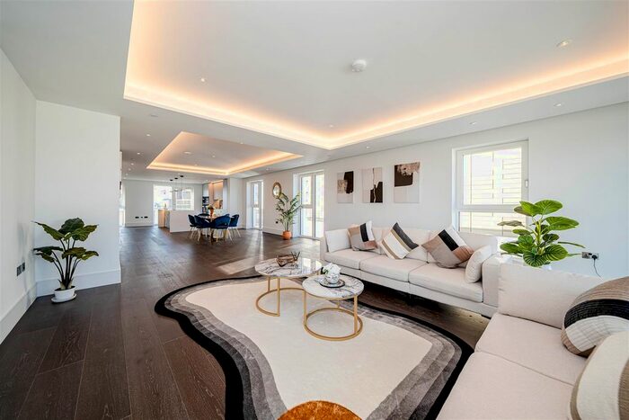 3 Bedroom Flat To Rent In Fountain Park Way, London, W12