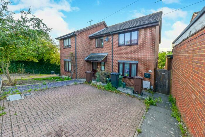 2 Bedroom End Of Terrace House To Rent In White Hedge Drive, AL3