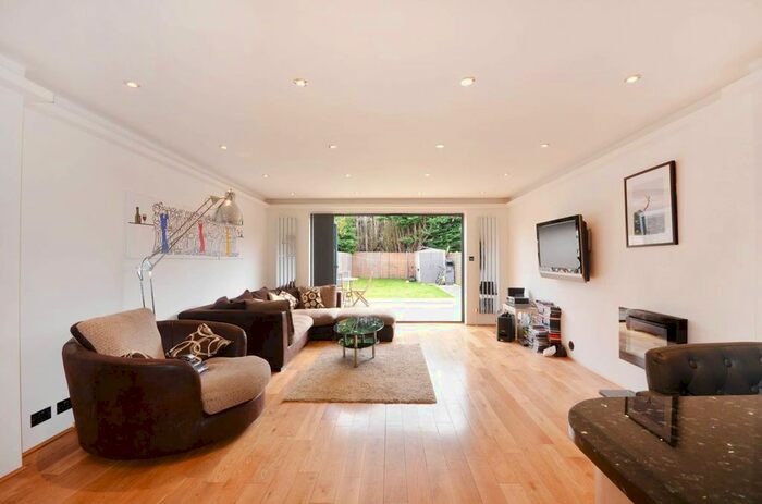 3 Bedroom Property To Rent In Bourneside Road, Addlestone, KT15