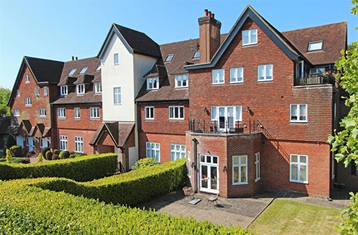 2 Bedroom Apartment For Sale In Eyhurst Park, Kingswood, KT20