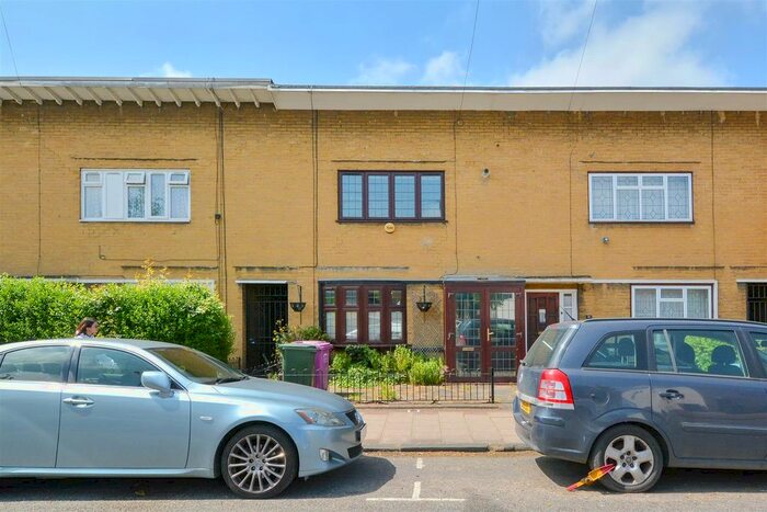 2 Bedroom Terraced House For Sale In White Horse Lane, London, E1
