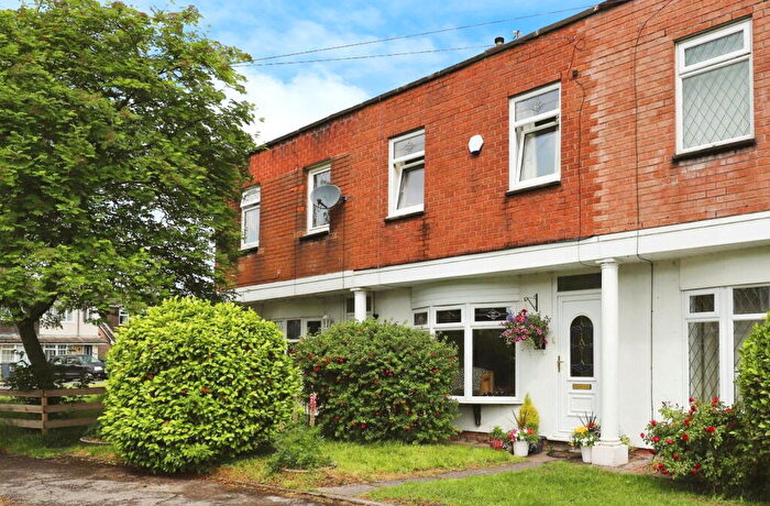 3 Bedroom Town House For Sale In Broomfield Close, Ainsworth, Bolton, BL2