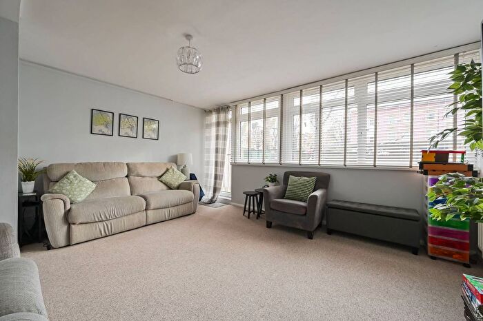 3 Bedroom Maisonette To Rent In Mile End Road, Mile End, London, E3