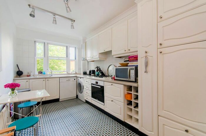 2 Bedroom Flat To Rent In Roxeth Hill, Harrow, HA2