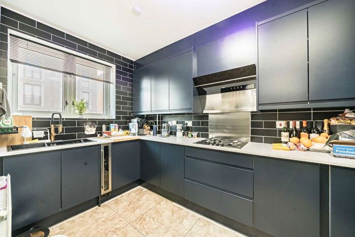 3 Bedroom Terraced House For Sale In Edgecumbe Avenue, Edgware, NW9