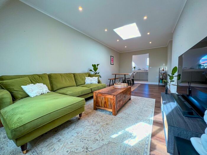 2 Bedroom Flat To Rent In Walton Road, East Molesey, KT8