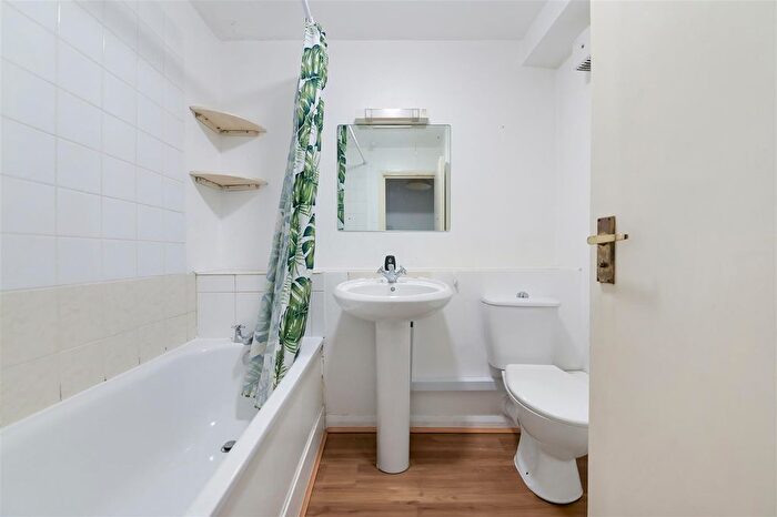 1 Bedroom Flat To Rent In Wellington Road, Wimbledon Park, SW19