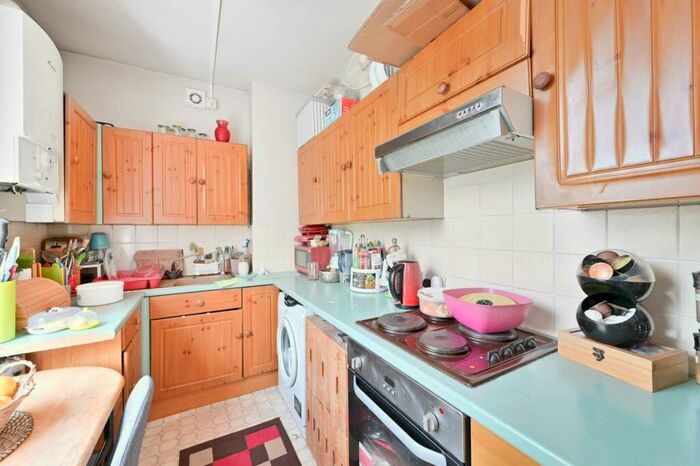 Studio To Rent In .Bensham Manor Road, Thornton Heath, CR7