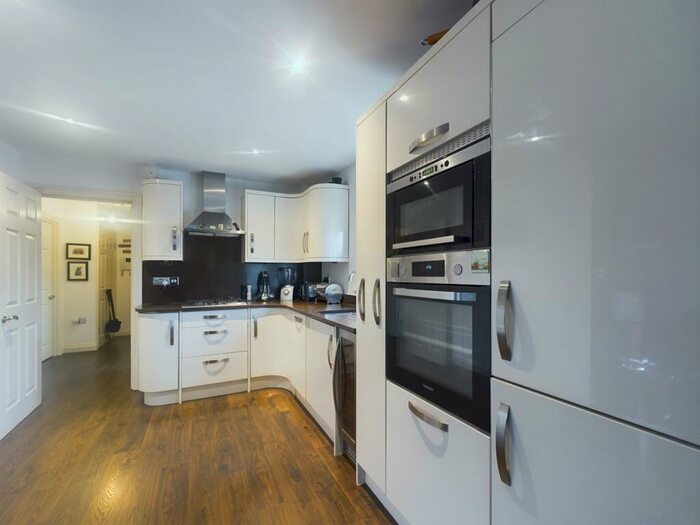 2 Bedroom Flat To Rent In Florence Avenue, Enfield, EN2