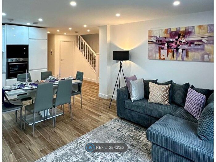 3 Bedroom Bungalow To Rent In Ballards Way, Croydon, CR0