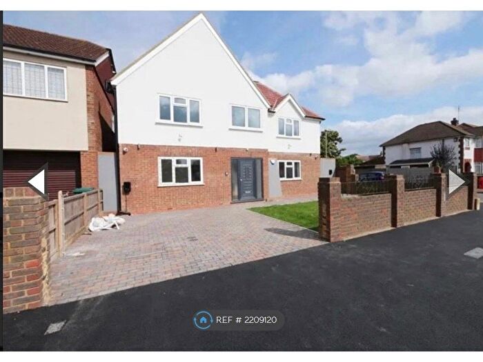 2 Bedroom Flat To Rent In Station Crescent, Ashford, TW15