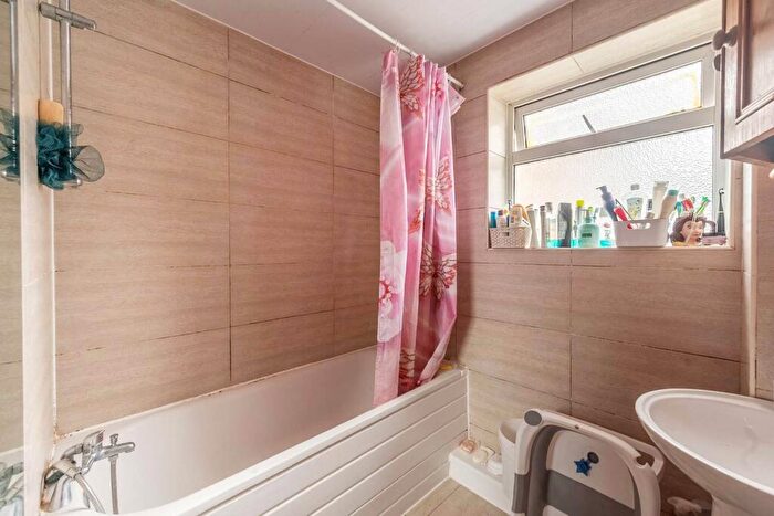 2 Bedroom Flat To Rent In Aran Drive, Stanmore, HA7