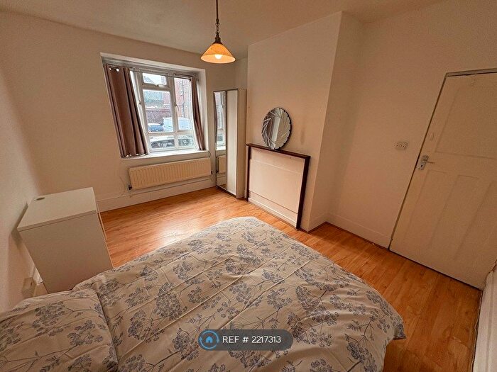 2 Bedroom Flat To Rent In Nelsons Row, London, SW4