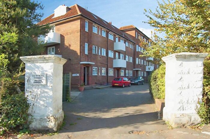 2 Bedroom Flat To Rent In Court House Mansions, Eastway, KT19