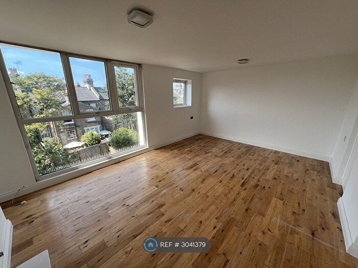 Studio To Rent In Ainsworth House, London, W10