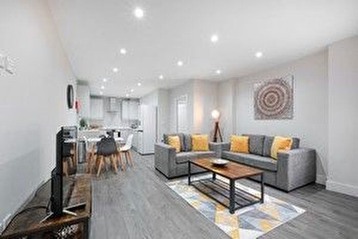 2 Bedroom Flat To Rent In Russell Road, Shepperton, TW17