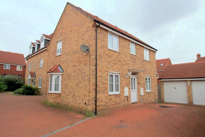 3 Bedroom Detached House To Rent In Maskell Drive, Bedford, Bedfordshire, MK41