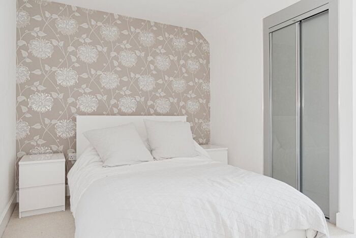 2 Bedroom Flat For Sale In Reigate Hill, Reigate, RH2