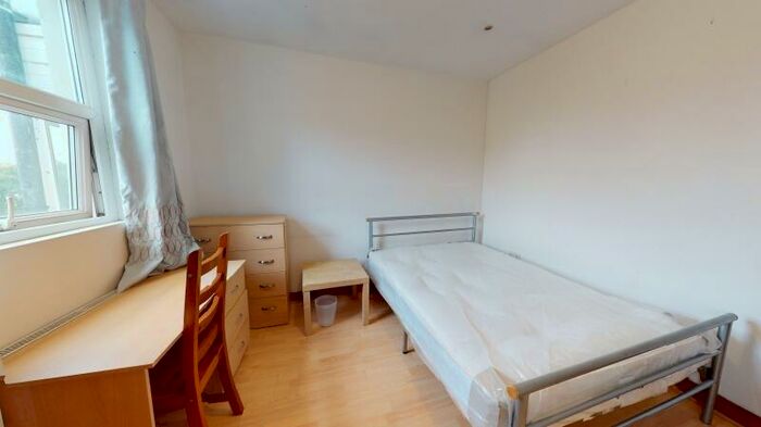3 Bedroom Apartment To Rent In Burley Road, Burley, Leeds, LS3