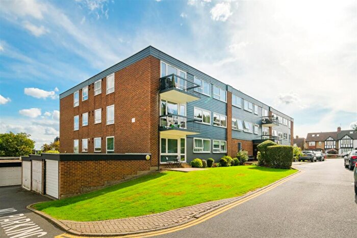 2 Bedroom Apartment For Sale In Palmerston Road, Buckhurst Hill, IG9